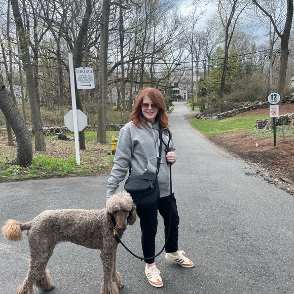 Meet your Posher, Cynthia - Picture 1 of 1